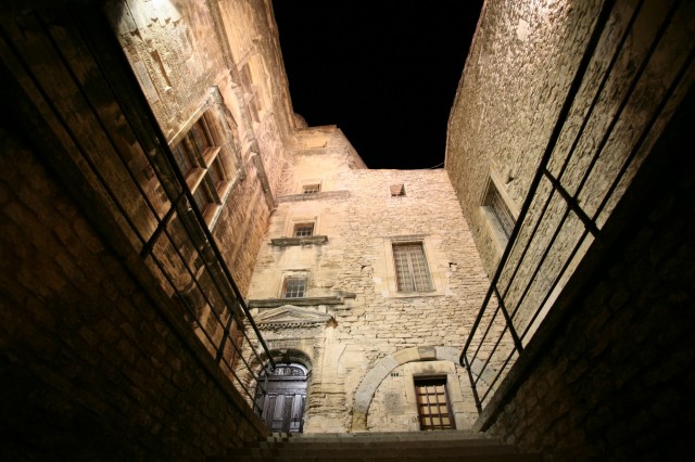 Entrée du château de Gordes, de nuit