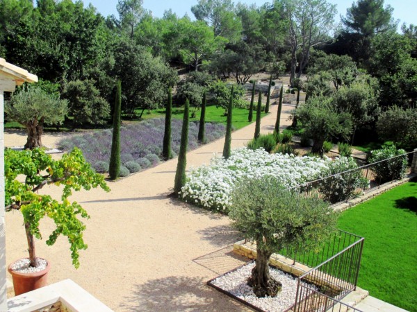 Location saisonnière dans le Luberon, splendide mas en pierres sèches dans un parc d'un hectare avec piscine