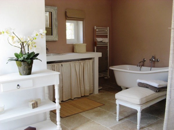 Salle de bains de la chambre du haut de cette location saisonnière en Luberon