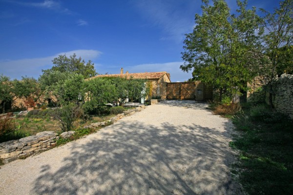 To rent in Gordes, charming stone house with a large garden