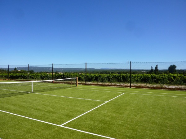 Tennis avec vue sur Ménerbes et le mont Ventoux