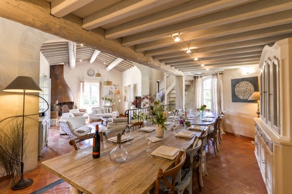 Location à Bonnieux, proche du centre du village, très belle propriété aux nombreuses prestations de qualité sympathique maison Provençale
