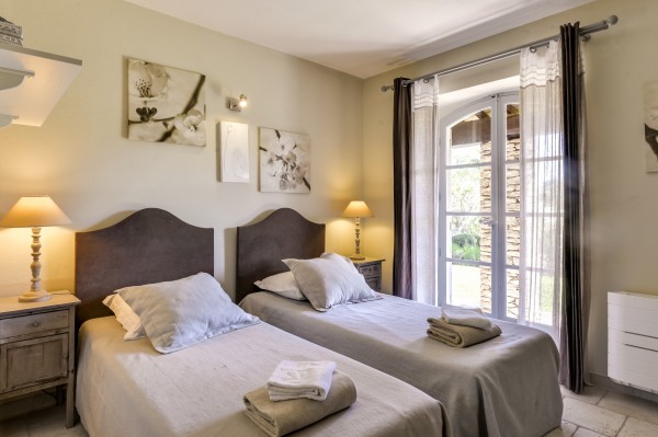 In the heart of the Luberon Park, to rent magnificent Provençal house for a stay filled with serenity and fullness.