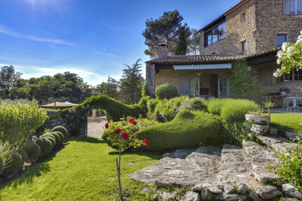Location à Bonnieux, proche du centre du village, très belle propriété aux nombreuses prestations de qualité sympathique maison Provençale