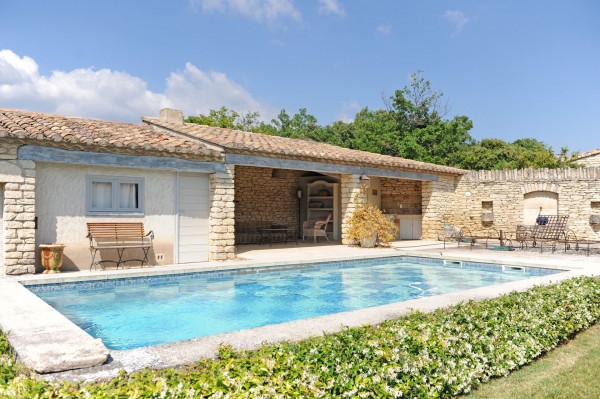 Seasonnal rental in Gordes, charming village house, very confortable, with swimming pool