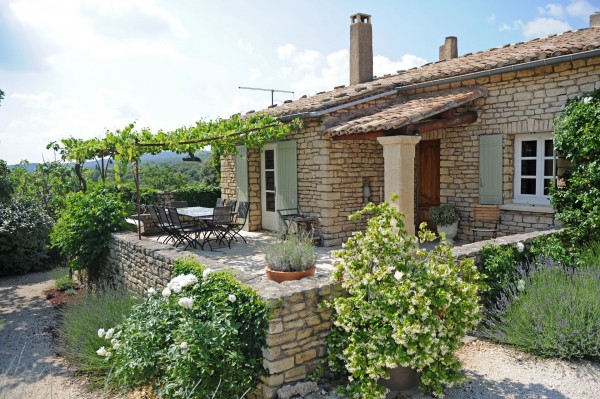 Location A louer à Gordes,  dans le village, confortable maison en pierres