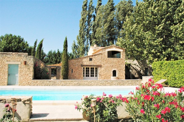 Seasonnal rental in Luberon, 5mn from Gordes, in the countryside, renovated  farmhouse with swimming pool on large grounds 