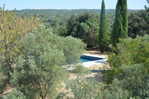 Location à Gordes, maison provençale en pierres avec de sublimes vues et une piscine de 14 x 8 mètres