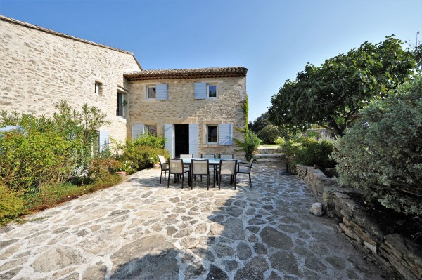 To rent for your holidays in Provence, near Oppede in Luberon, authentic XVIIIth century farmhouse tastefully renovated for successful holidays in Provence