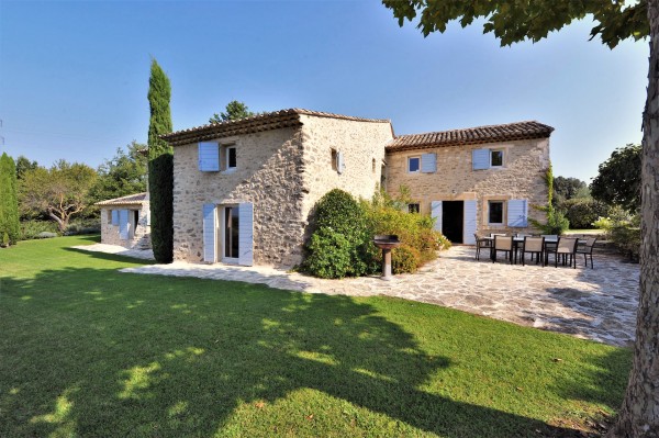 Location Luberon,  à proximité d'Oppède,  authentique mas provençal du XVIIIème rénové avec soin, pour des vacances réussies au soleil de la Provence
