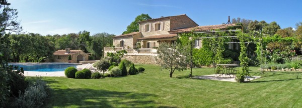 Location pour un été en Luberon,  à Gordes, luxueuse villa de 350 m² nichée dans la verdure, au calme. 