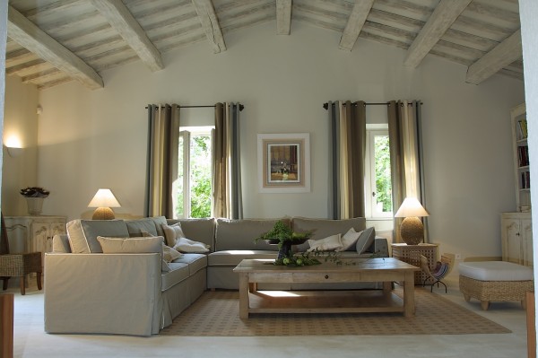 To rent for a summer in Luberon, Gordes, luxurious villa of 350 m² nestled in the countryside, quiet surrounding.
