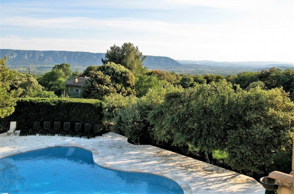 To rent for a summer in Luberon, Gordes, luxurious villa of 350 m² nestled in the countryside, quiet surrounding.