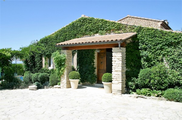 Location pour un été en Luberon,  à Gordes, luxueuse villa de 350 m² nichée dans la verdure, au calme. 