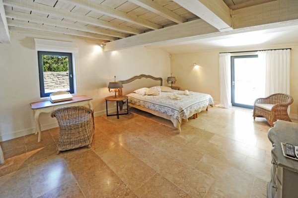To rent,  beautiful contemporary house in Gordes in Gordes