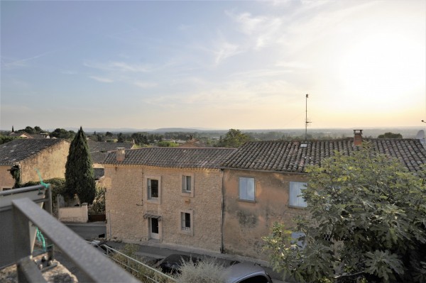 near l'Isle sur la Sorgue and the golf of Saumane, village house with swimming pool and dominant view