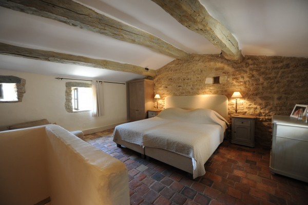 Superb mas on the edge of one of the most authentic and pleasant hamlets of Gordes. 