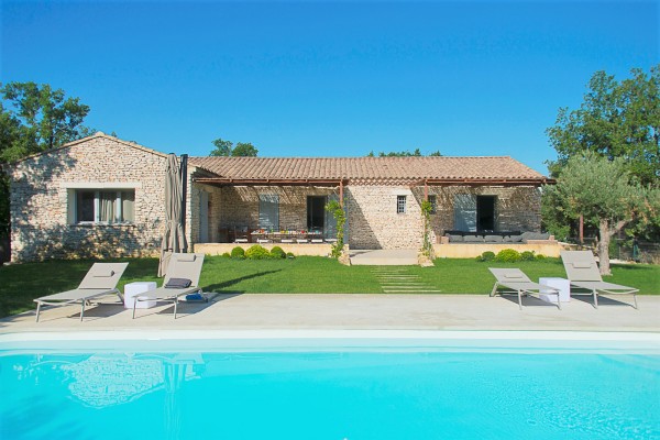Gordes, beautiful renovated house with heated pool