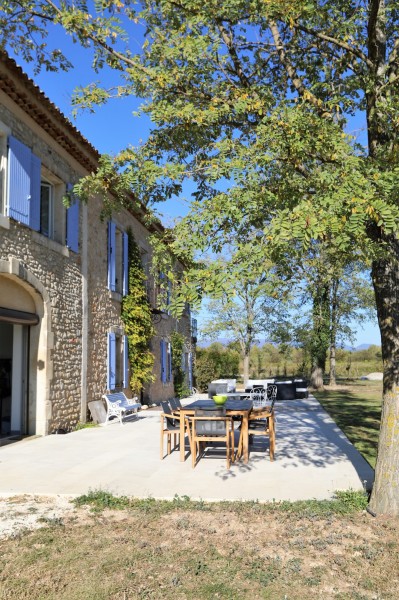 Facing the villages of Bonnieux and Lacoste, renovated farmhouse offering beautiful volumes