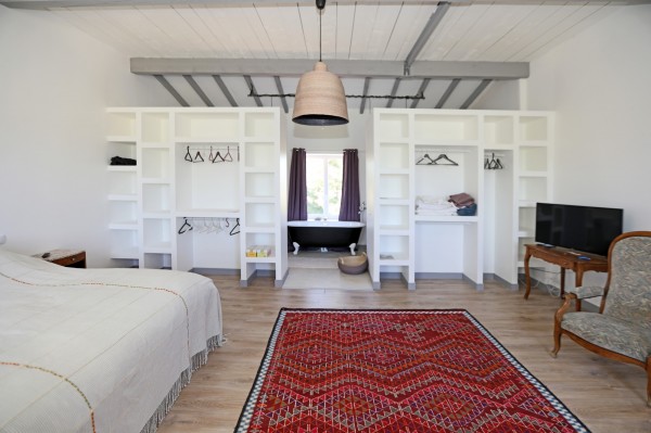 Facing the villages of Bonnieux and Lacoste, renovated farmhouse offering beautiful volumes