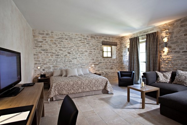 Location de prestige en Luberon, Bastide en pierres d’environ 850 m², rénovée avec des prestations haut de gamme