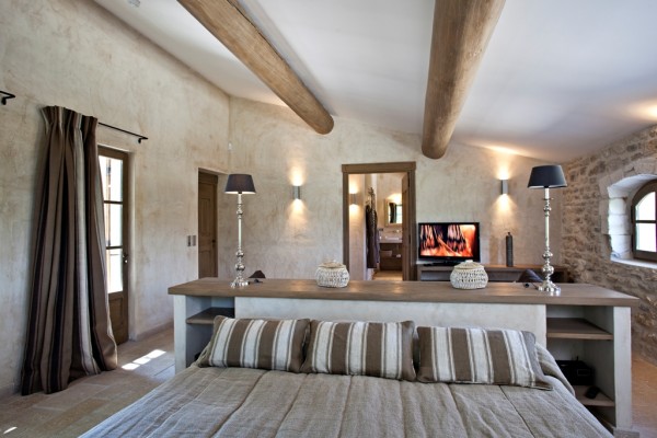 Bastide High Standard in stone of about 850 sqm, renovated in a contemporary style with heated pool