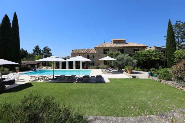 Luberon, to rent, a superb XVII century house with pool and tennis court
