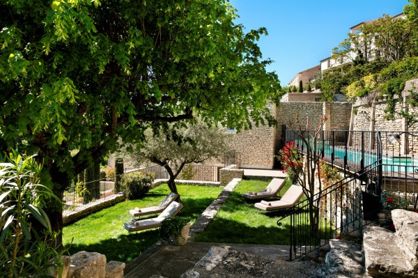 To rent for your holidays, charming house in the village of Gordes with swimming pool and stunning view
