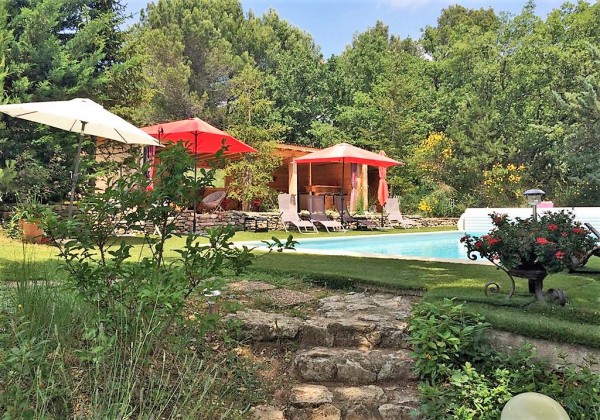Apt,holiday rental in the countryside, stunning views over the Luberon