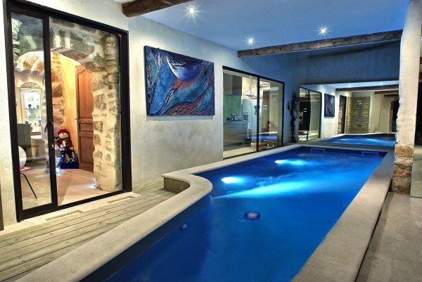 Private residence in the center of Isle sur la Sorgue, mixing contemporary art and old stones with pool, jacuzzi and absolute calm