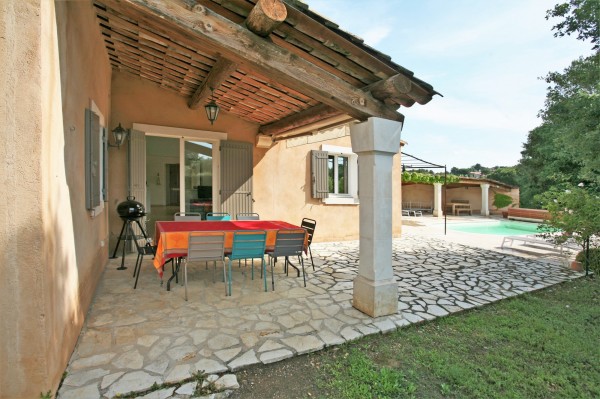 Location à Roussillon, au calme, ravissante maison récente avec piscine 