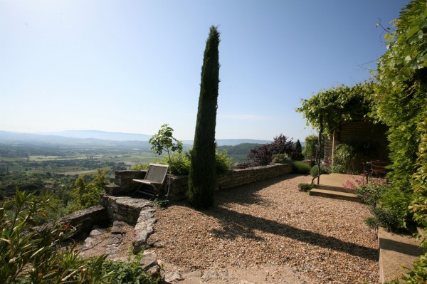 Location Location saisonnière en Luberon, proche Gordes,  maison de plain pied avec jardin, au calme, 5mn du village, avec vue dominante