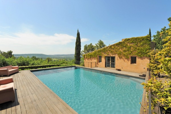In the Luberon, in Roussillon, spacious contemporary house beautifully located in the Ochres