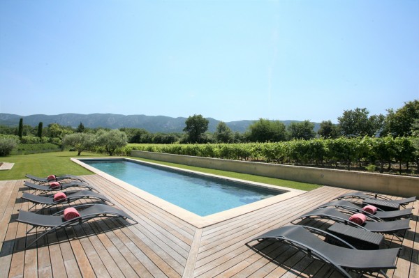 Luberon – Charming property with swimming pool to rent, near  Ménerbes.