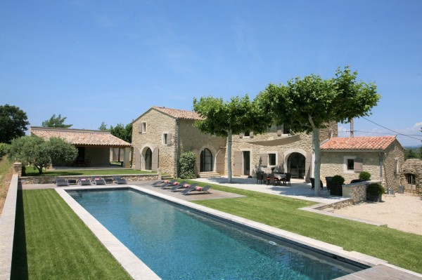 Luberon – Charming property with swimming pool to rent, near  Ménerbes.