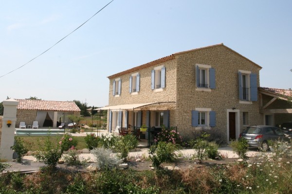 In a hamlet near Gordes, recent house with swimming pool for rent