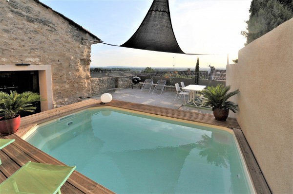 near l'Isle sur la Sorgue and the golf of Saumane, village house with swimming pool and dominant view