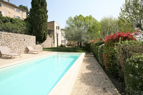 In a small provencal village, house for seasonal rental with garden, pool and views over the Luberon