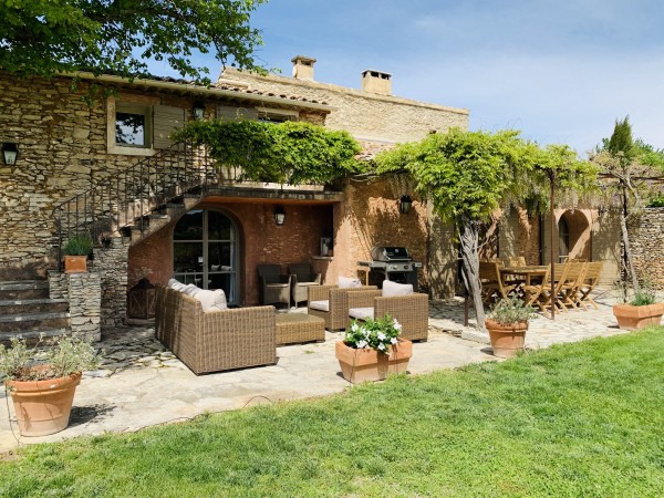 Summer rental, on the edge of the beautiful Provencal village of Roussillon