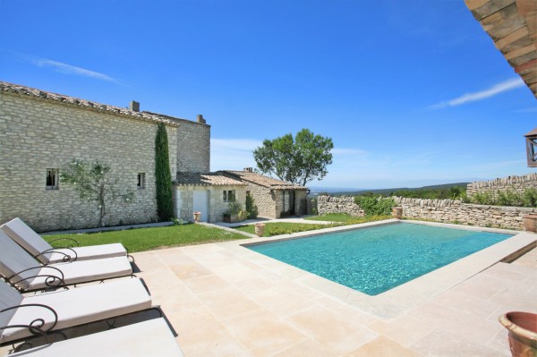  Summer rental on Gordes, a few minutes walk from the village center, stone house in a quiet area, pool and open views of the valley