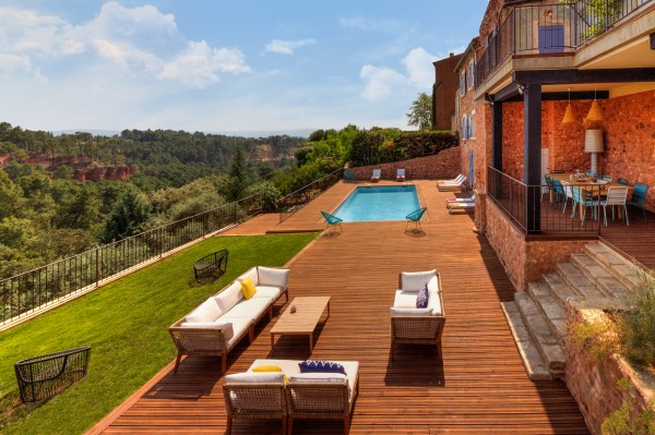 Prestigious property with 10 bedrooms, on the outskirts of the Ocher in Roussillon in the Luberon