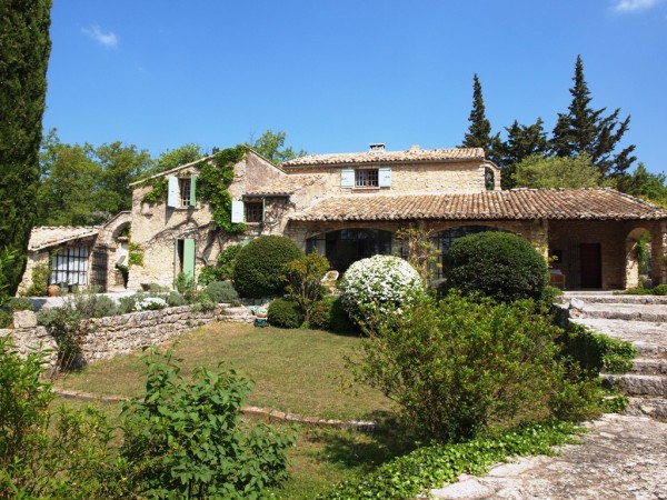 Near Gordes, renovated sheepfold with swimming pool in the heart of 7 acres