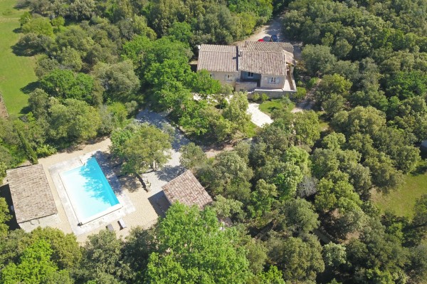 in Gordes, close to a sought-after hamlet, renovated property with swimming pool and outbuildings 