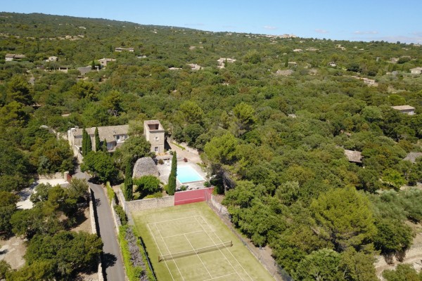 Location A Gordes, authentique propriété avec tennis 