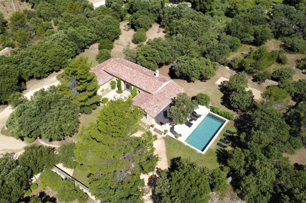 Gordes, this property renovated with taste is set in an ideal location