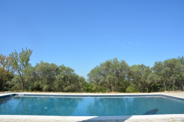 Location à Gordes, maison provençale en pierres avec de sublimes vues et une piscine de 14 x 8 mètres