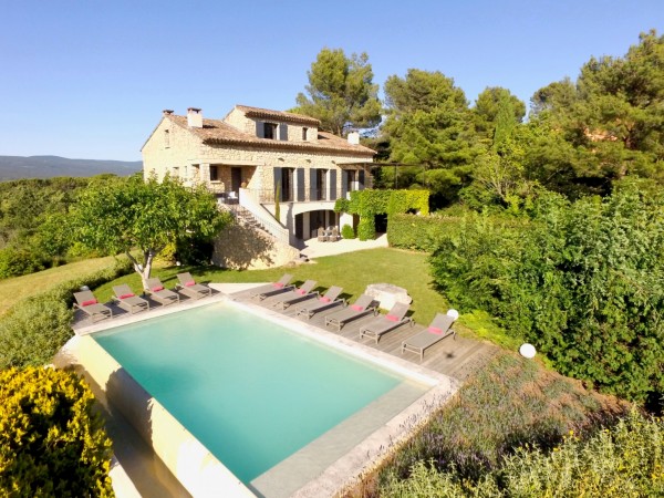 Location à Roussillon, à deux pas du centre, belle maison aux vues magnifiques