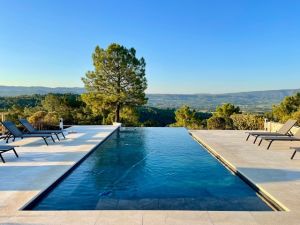 Panoramic view for this single storey villa for rent in Roussillon in the Luberon